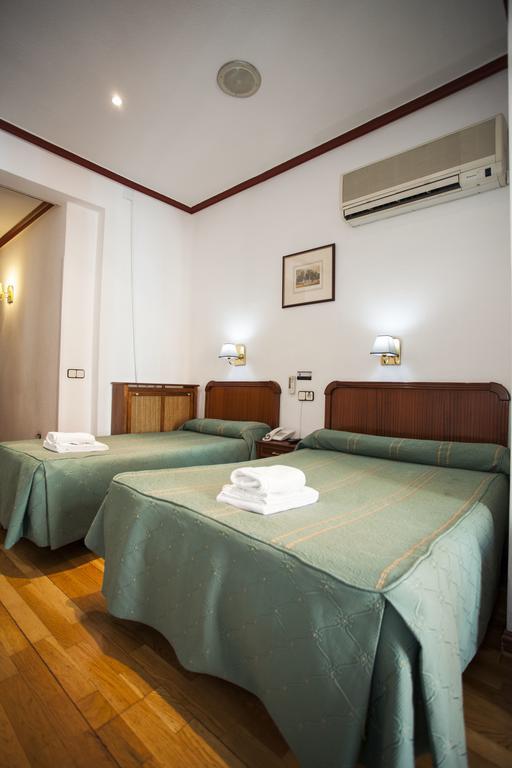 Pension Carrera Madrid Buitenkant foto