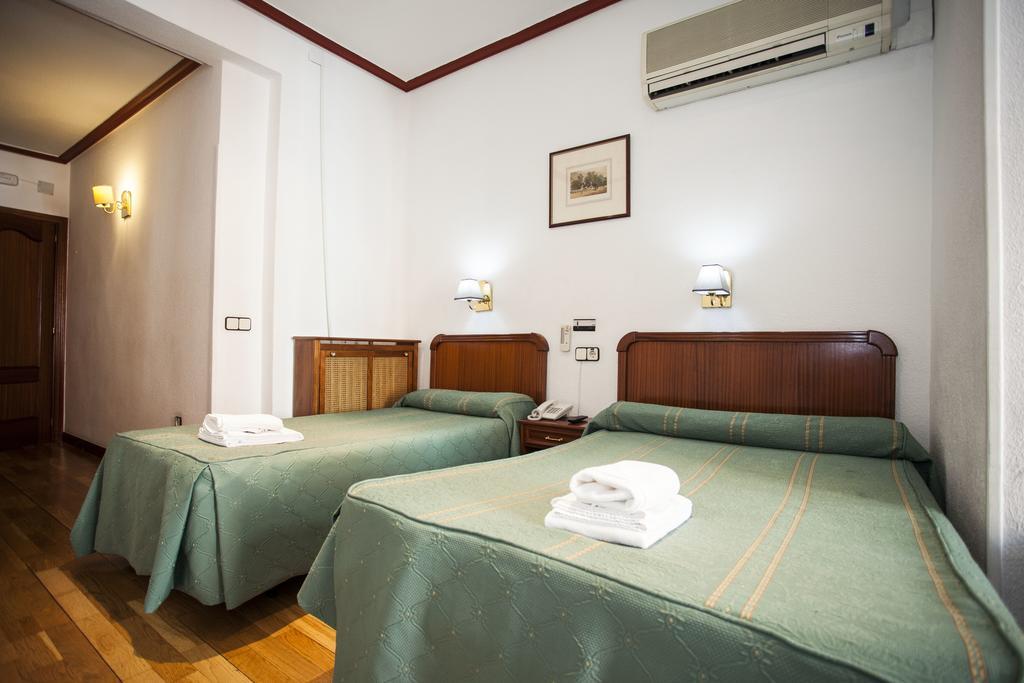Pension Carrera Madrid Buitenkant foto
