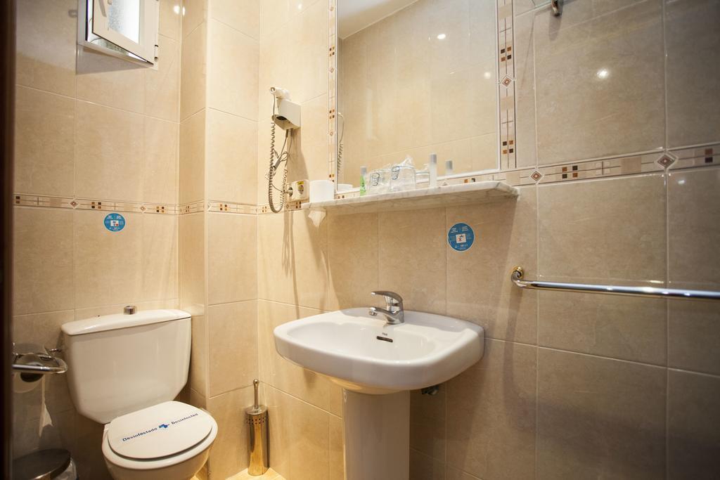 Pension Carrera Madrid Buitenkant foto