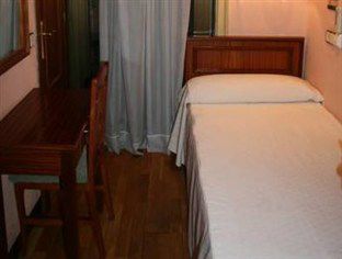 Pension Carrera Madrid Buitenkant foto